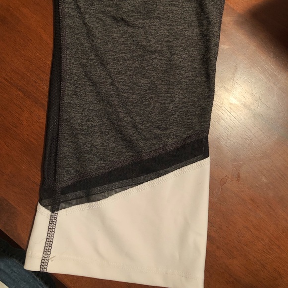 Exercise capri leggings. - Picture 2 of 3